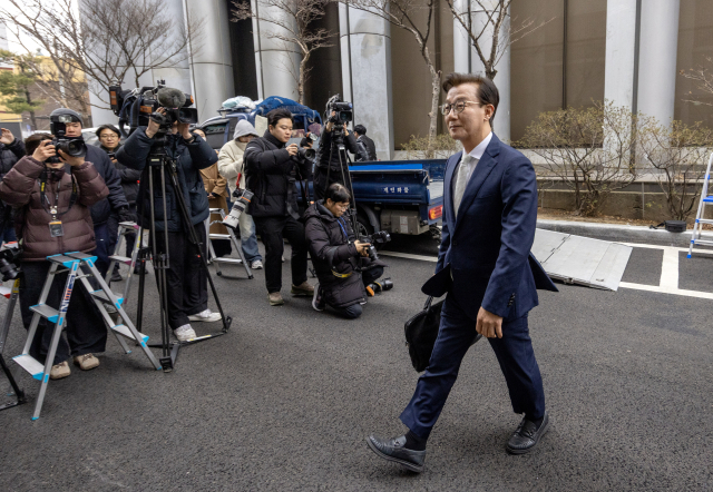 전재수 전 해양수산부 장관이 19일 통일교 측으로부터 현금 등을 받은 혐의로 서울 서대문구 경찰청에 피의자 신분으로 출석하고 있다. 연합뉴스