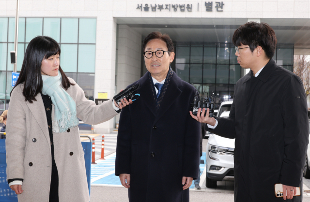 국회 '패스트트랙 충돌' 사건에 연루된 더불어민주당 박범계 의원이 19일 서울 양천구 서울남부지법에서 열린 1심 선고 공판에 출석하고 있다. 연합뉴스