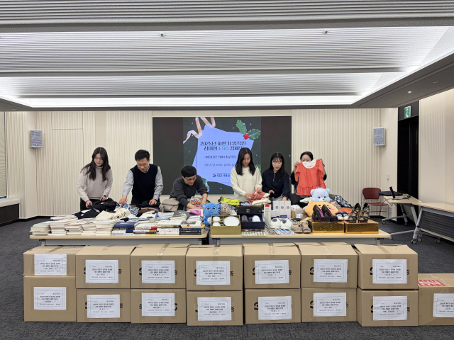 18일 서울시 종로구 SGI서울보증 본사에서 물품정리 행사에 참여한 SGI서울보증 직원들이 기념사진을 촬영하고 있다. 서울보증 제공.