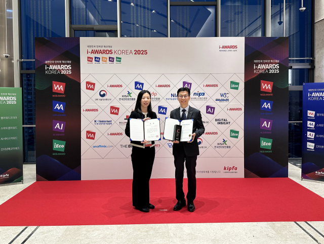 한국석유공사 심재수 스마트데이터센터장(오른쪽)과 스마트데이터센터 고은별 대리가 지난 18일 열린 ‘제22회 대한민국 웹서비스 혁신대상’에서 정보서비스부문 혁신대상을 수상하고 기념 촬영을 하고 있다. 석유공사 제공