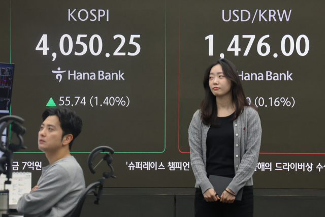 19일 오전 서울 중구 하나은행 본점 딜링룸 현황판에 코스피, 원달러 환율 등이 표시돼 있다. 연합뉴스