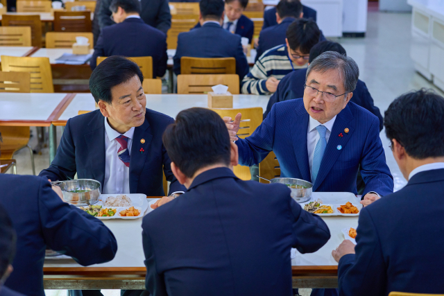 이재명 대통령이 19일 정부서울청사 별관에서 통일부·외교부 업무보고를 마친 뒤 조현 외교부 장관, 정동영 통일부 장관과 함께 구내식당에서 식사를 하고 있다. 연합뉴스