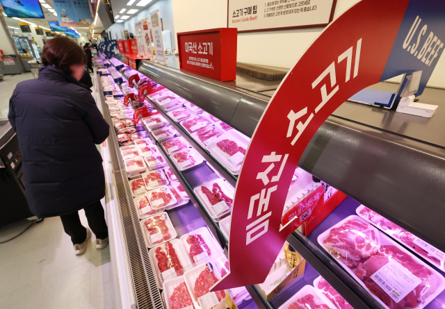 원/달러 환율이 고공행진을 하면서 수입 먹거리도 타격을 주고 있다. 27일 서울의 한 대형 마트에서 시민이 미국산 소고기를 살펴보고 있다 연합뉴스