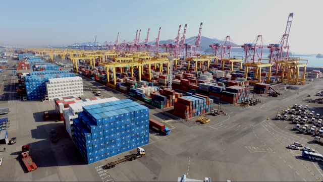 터미널 통계 분석 AI 실증 사업을 벌인 부산항 신항 한진부산컨테이너터미널. 부산일보DB