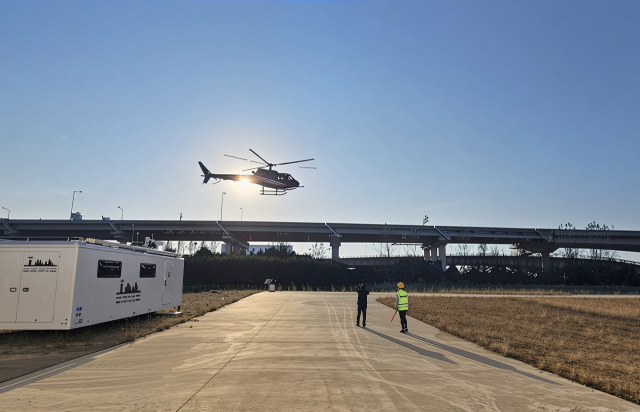 국토교통부는 22일 가상 통합운용 플랫폼(VIPP)을 활용해 도심항공교통(UAM) 비행을 시연한다고 21일 밝혔다. 사진은 인천국제공항공사가 지난 10월 16일부터 31일까지 인천 아라뱃길 노선에서 대한항공, KT, 현대자동차, 현대건설과 함께 2단계 UAM(도심항공교통) 통합운용 실증을 진행하는 모습. 인천국제공항공사 제공