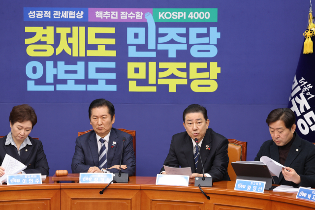 더불어민주당 김병기 원내대표(왼쪽 세 번째)가 22일 서울 여의도 국회에서 열린 최고위원회의에서 발언하고 있다. 연합뉴스