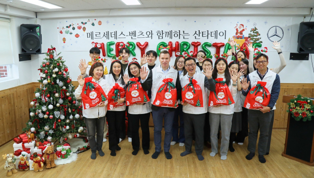 메르세데스-벤츠코리아 사회공헌위원회 마티아스 바이틀(앞줄 왼쪽 네 번째) 의장을 비롯한 벤츠코리아 임직원들이 서울 용산구 후암동 아동양육시설 혜심원에서 포즈를 취하고 있다. 벤츠코리아 제공