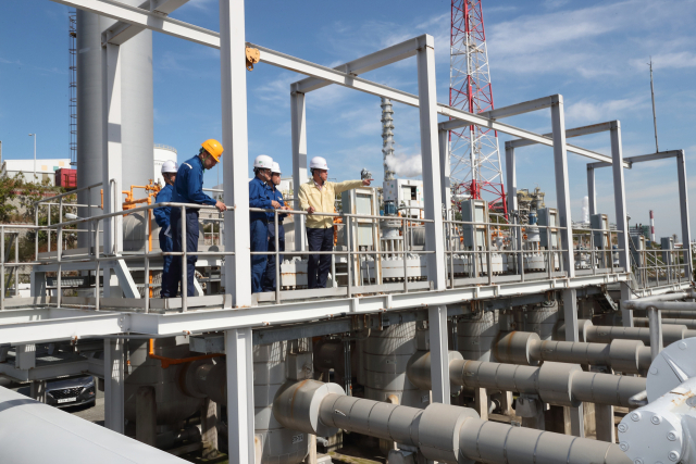 석유를 전량 수입에 의존하고 있는 우리나라가 정부 석유비축 1억 배럴 시대를 맞았다. 한국석유공사 박현규 비축사업본부장이 2023년 10월 울산 석유비축기지에서 비축유 방출태세 및 시설안전 현장점검을 하는 모습. 석유공사 제공