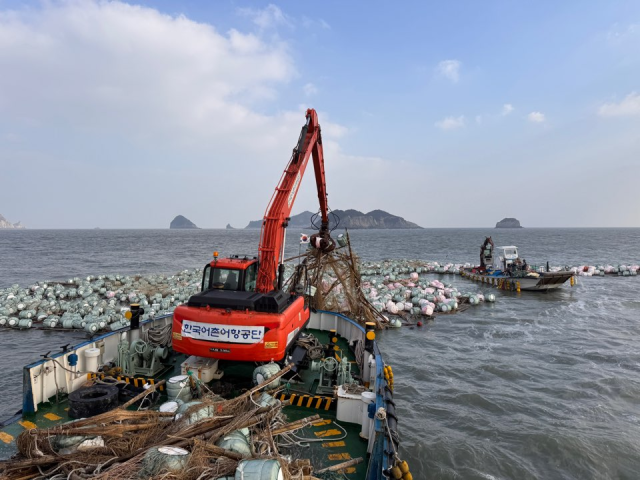 어항서해5호가 지난 12월 진도군 해상에서 해양쓰레기를 수거하는 모습. 어촌어항공단 제공