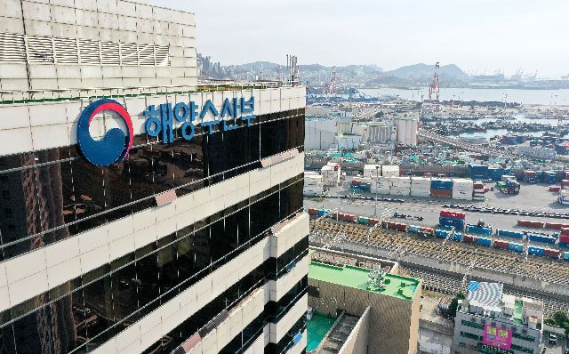 해양수산부의 부산 이전을 위한 이사가 시작된 8일 해수부 임시청사가 마련된 부산 동구 수정동 IM빌딩외벽에 해수부 간판이 걸려 있다. 해수부는 8일부터 15일간 부산 임시청사 본관과 별관으로 이사한 뒤 23일 개청식을 열 예정이다. 정종회 기자 jjh@