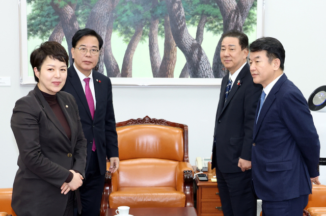22일 국회 운영위원장실에서 여야 원내대표단이 인사를 나누고 있다. 왼쪽부터 국민의힘 김은혜 원내정책수석부대표, 송언석 원내대표, 더불어민주당 김병기 원내대표, 문진석 원내운영수석부대표. 연합뉴스