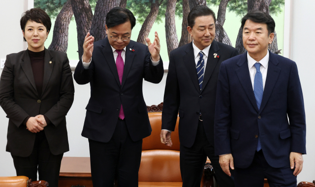 22일 국회 운영위원장실에서 더불어민주당 김병기 원내대표(오른쪽 두번째)와 국민의힘 송언석 원내대표(왼쪽 두번째)가 만나 악수를 나눈 뒤 자리로 향하고 있다. 왼쪽부터 국민의힘 김은혜 원내정책수석부대표, 송 원내대표, 더불어민주당 김 원내대표, 문진석 원내운영수석부대표. 연합뉴스