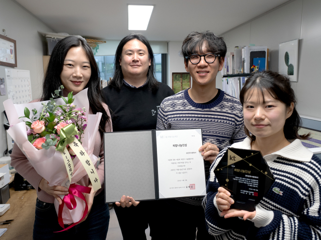 KT그룹 희망나눔재단이 올해 마지막 희망나눔인상 수상자로 은둔 청년들의 자립을 돕는 ‘안무서운회사’를 선정했다. 사진은 KT희망나눔인상을 수상한 ‘안무서운회사’의 유승규(왼쪽에서 두 번째) 대표와 구성원들. KT 제공