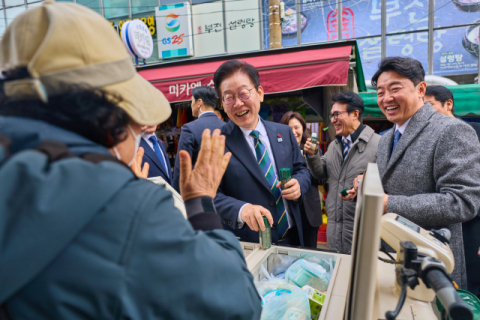 이 대통령 '파격' 부산 국무회의…부전시장에서 방문도
