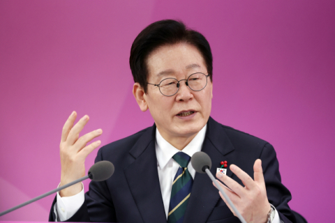 이 대통령 “북극항로, 투자 개념으로 대응해야” [해수부 부산 시대]