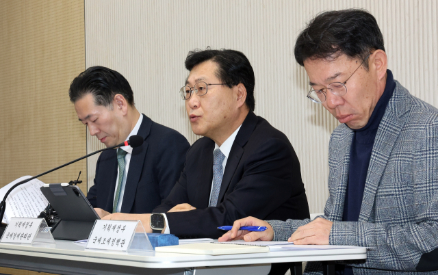 최지영 기획재정부 국제경제관리관(가운데)이 24일 정부세종청사에서 국내 투자 및 외환 안정 세제지원 방안을 설명하고 있다. 연합뉴스