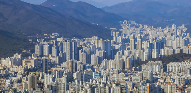 최근 부산 부동산 시장 강세 지역인 ‘해수동(해운대·수영·동래)’ 가운데서도 부산 지역 아파트 가격 상승세를 이끌고 있는 동래구 일대 아파트 전경. 김종진 기자 kjj1761@