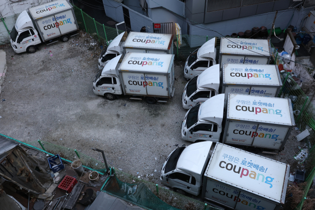 대통령실이 성탄절인 25일 오후 쿠팡의 대규모 개인정보 유출사태의 대책 마련을 위한 관계부처 장관급 회의를 연다. 이날 서울 시내 한 주차장에 쿠팡 배달 차량이 주차돼 있다. 연합뉴스