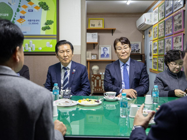 더불어민주당 정청래(왼쪽) 대표와 변성완 부산시당위원장이 지난 24일 부산 동래구의 아동복지시설인 새들원을 방문했다. 변 위원장 페이스북 캡처