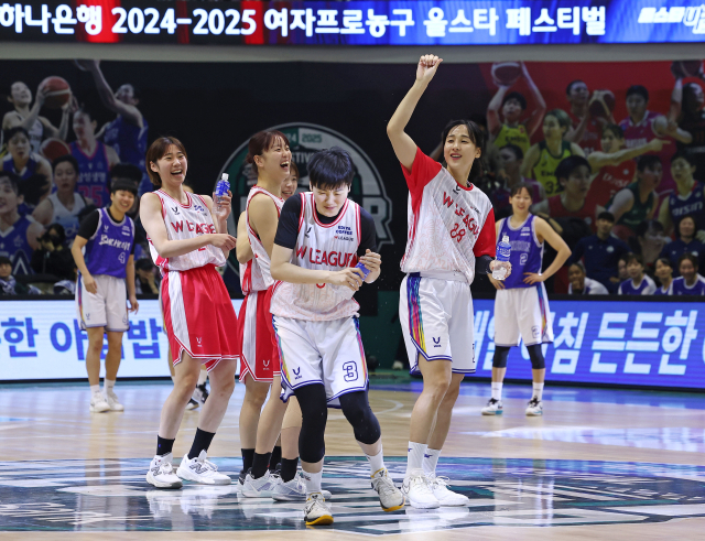 우리은행 김단비(오른쪽)가 2024년 12월 경기도 부천에서 열린 2024-2025 여자프로농구 올스타 페스티벌에서 득점 후 세리머니를 하고 있다. 연합뉴스