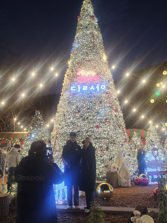달성이란 단어가 적힌 트리에서 추억을 남기는 관람객들.