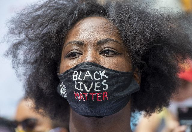 2020년 경찰의 가혹 행위로 사망한 흑인 조지 플로이드를 추모하며 인종차별에 항의하는 시위가 열렸을 당시 참가자의 마스크에 ‘흑인 생명도 중요하다’는 문구가 적혀 있다. AP연합뉴스