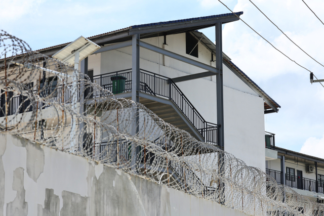 지난해 10월 16일(현지 시간) 캄보디아 프놈펜 인근 범죄단지로 알려진 태자단지 외벽에 철조망이 깔려있다. 연합뉴스