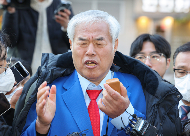 지난해 11월 18일 서울서부지법 폭력 난동 사태의 배후로 지목된 전광훈 사랑제일교회 목사가 피의자 신분으로 서울경찰청에 출석하면서 취재진 앞에서 발언하고 있다. 연합뉴스