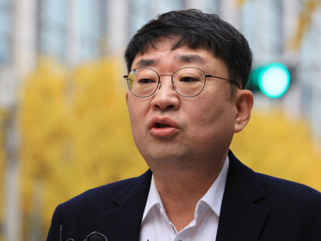 서부지법 폭동 사태를 유발한 혐의를 받는 유튜버 신혜식씨가 피의자 신분으로 조사를 받기 위해 지난해 11월 13일 종로구 서울특별시경찰청으로 출석하며 기자의 질문에 답하고 있다. 연합뉴스