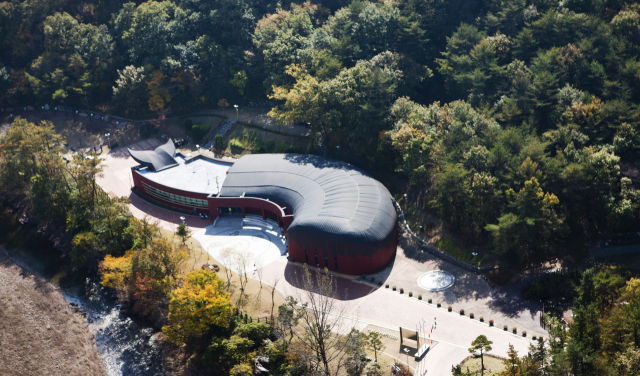 반구천의 암각화가 세계유산 등재 이후 관람객이 크게 늘어나고 있는 울산암각화박물관 전경. 울산시 제공