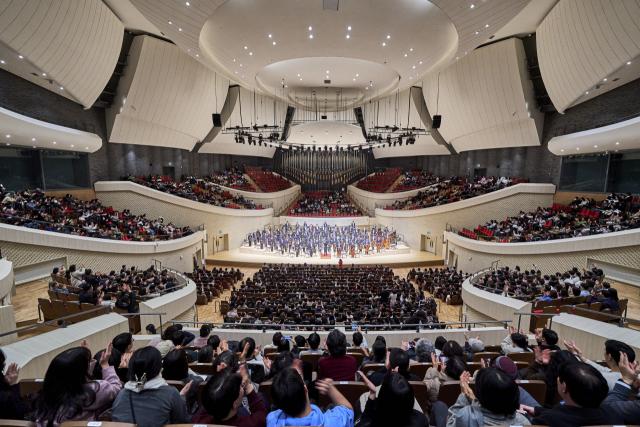 지난 8일 오후 부산콘서트홀에서 열린 ‘2026 부산메세나 신년 음악회’가 성황리에 끝이 났다. 시야 제한석(사석) 일부를 제외한 1900석이 가득 찼다. 부산메세나협회 제공
