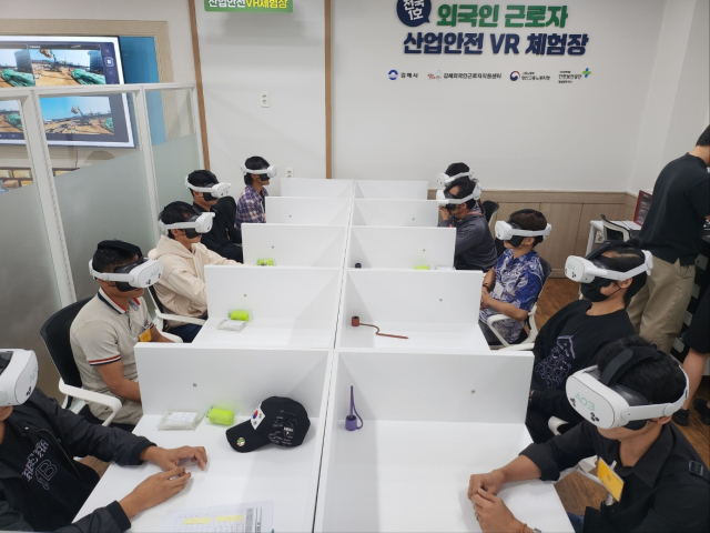 경남 김해외국인근로자지원센터는 언어 장벽이 높은 외국인 근로자들에게 실질적인 재해 예방 교육을 제공할 수 있도록 전국 최초로 ‘상설 산업안전 VR(가상현실) 체험교육장’을 도입해 눈길을 끈다. 김해시 제공