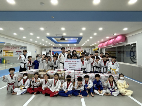 [포토뉴스] 행복한 태권도, 라면 기부