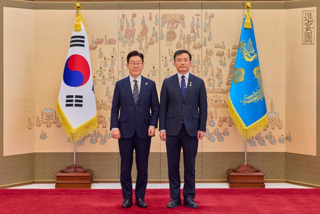 이재명 대통령이 9일 청와대에서 김종철 방송미디어통신위원회 위원장에게 임명장 수여 후 기념촬영을 하고 있다. 연합뉴스