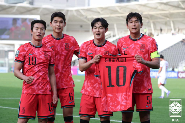 지난 10일(한국시간) 사우디아라비아의 알샤바브 클럽 스타디움에서 열린 2026 AFC U-23 아시안컵 조별리그 C조 2차전 레바논과의 경기에서 전반 20분 헤더골을 넣는 이현용(위 사진)과 한국 선수들이 부상으로 빠진 강상윤의 유니폼을 들고 세리머니 하는 모습. 대한축구협회 제공