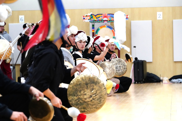 제1회 국립청년연희단 정기 공연이 오는 16~17일 국립부산국악원 연악당에서 열린다. 사진은 국립부산국악원 무용 연습실에서 연습 중이 청년연희단 단원들 모습. 전통공연예술진흥재단 제공