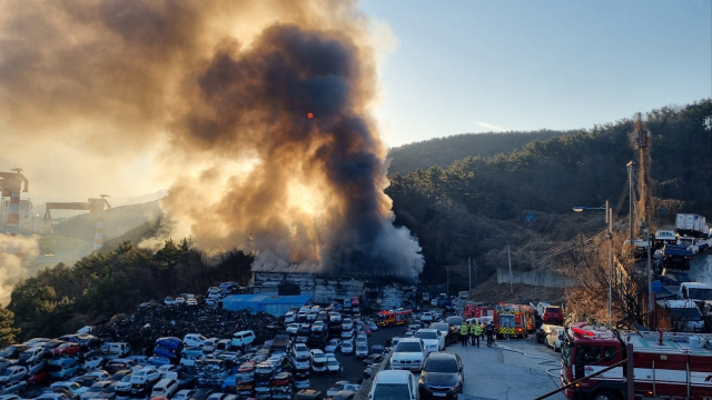 12일 오전 7시 50분께 거제시 장평동 한 폐차장에서 불이나 소방당국이 진화 작업을 벌이고 있다. 독자 제공