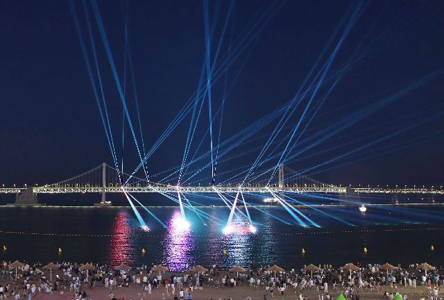 ‘빛과 바다의 도시, 부산’을 주제로 한 ‘광안리 레이저쇼’가 지난 5일 오후 부산 광안리 밤바다를 수놓고 있다. 부산 수영구는 이날 광안리 드론쇼와 처음으로 연계한 레이저쇼를 내년부터 상설화해 대표 야간관광 콘텐츠로 발전시켜 나갈 계획이다. 정종회 기자 jjh@