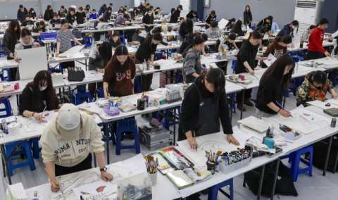 [포토뉴스] ‘한 획, 한 획’ 신중하게…