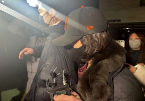 경찰, ‘공천 헌금’ 강선우 출금…귀국 김경 시의원 피의자 조사