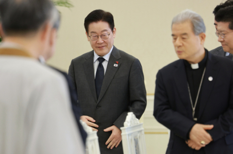 이 대통령 지지율 56%, 두 달 만에 최고치 (종합)