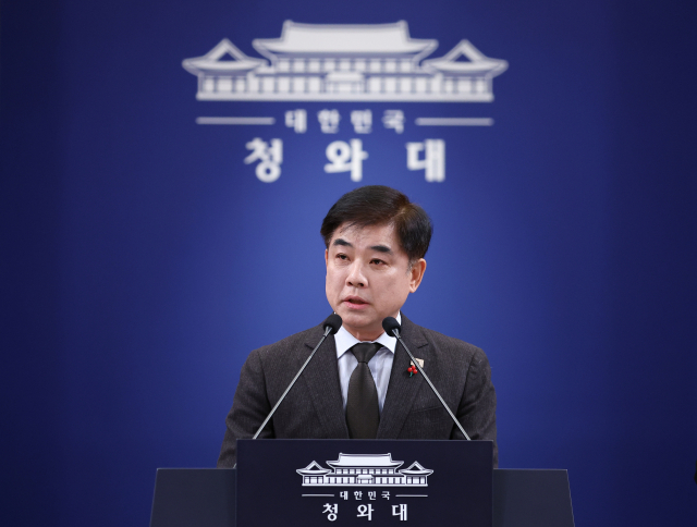 김병욱 청와대 정무비서관이 12일 청와대 춘추관에서 정당 지도부 오찬 간담회 일정 관련 브리핑을 하고 있다. 김 비서관은 이재명 대통령이 16일 청와대에서 각 정당 지도부와 오찬 간담회를 갖는다고 밝혔다. 연합뉴스
