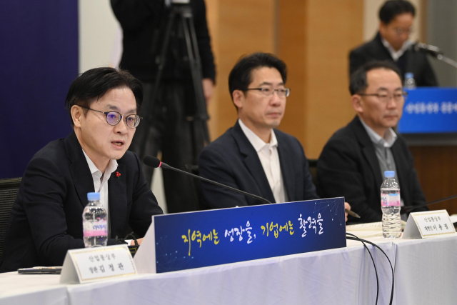 김정관(왼쪽) 산업통상부 장관이 12일 서울 중구 대한상공회의소에서 열린 산업통상부 공공기관(산업 분야) 업무보고를 주재하고 있다. 산업부 제공