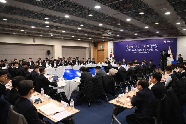 김정관 산업통상부 장관이 12일 서울 중구 대한상공회의소에서 열린 산업통상부 공공기관(산업 분야) 업무보고를 주재하고 있다. 산업부 제공