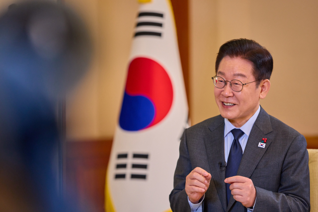 이재명 대통령이 한일 정상회담을 하루 앞둔 12일 청와대에서 일본 NHK와 인터뷰를 하고 있다. 연합뉴스