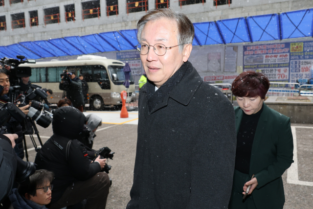 더불어민주당 한동수 윤리심판원장 12일 서울 여의도 중앙당사에서 열린 윤리위원회에 참석하기 위해 건물로 들어서고 있다. 연합뉴스