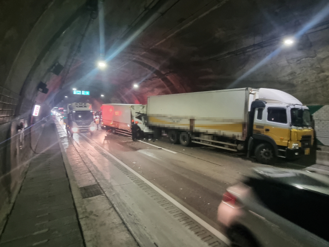 12일 오전 9시 5분께 부산외곽순환도로 금정산터널 안에서 추돌 사고가 발생해 운전자 1명이 숨졌다. 부산경찰청 제공