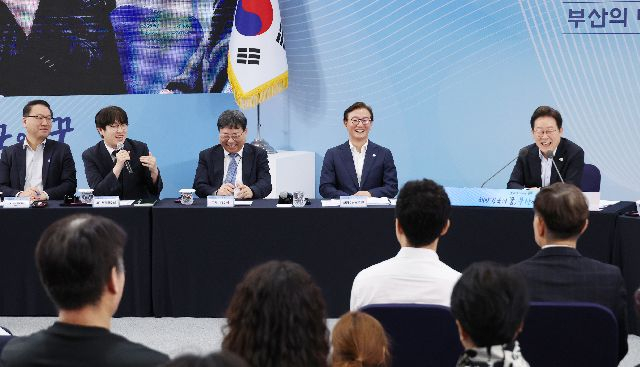 하정우 대통령실 인공지능(AI)미래기획수석이 지난해 5월 25일 부산 부경대에서 열린 타운홀미팅 '부산의 마음을 듣다' 간담회에서 이재명 대통령과 발언을 주고 받고 있다.부산일보DB