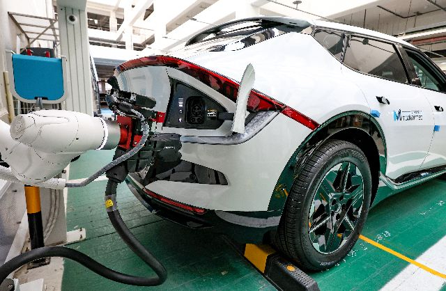 서울시가 지난해 2월 공개한 전국 최초의 인공지능(AI) 로봇 기반 전기차 자동 충전 시스템인 '서울 보이'. 연합뉴스