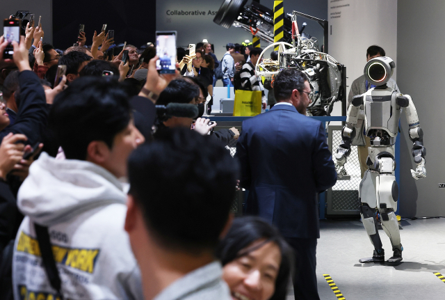 현대차그룹이 CES 2026에서 공개한 전동식 휴머노이드 로봇 아틀라스. 인공지능 기반 제어 시스템을 탑재해 인간처럼 자연스럽게 움직인다. 2028년부터 현대차 공장에 본격 투입될 예정이다. 연합뉴스